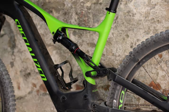   A familiar feature of the new Stumpjumper is the asymmetrical stiffening of the frame triangle, which is primarily intended to improve the function of the rear triangle.