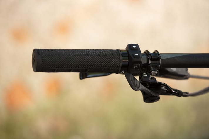   Beautifully simple: Specialized continues to rely on a slim control unit and dispenses with a display on the handlebars. The motto: First and foremost, the Levo is a mountain bike, not an e-bike.