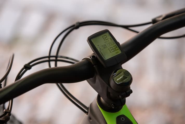   Optional: Für 89 Euro gibt´s ein schlankes und dezentes Display, das die klassischen Fahrradcomputer-Funktionen anzeigt. Inklusive Herzfrequenz, Trittfrequenz und Fahrerleistung.