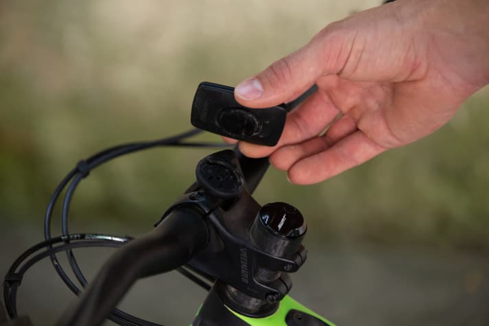   Das optionale Display setzt auf eine schlichte Garmin-Halterung und kann simpel an- und abmontiert werden.