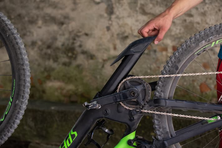   Der Akku wird nach unten aus dem Unterrohr herausgezogen. Das gelingt am besten, wenn das Bike auf dem Kopf steht.