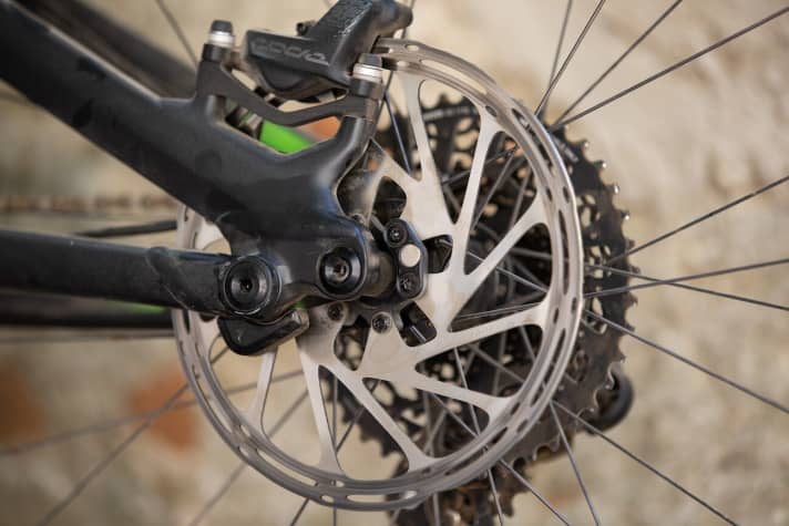   The speed sensor of the new Levo has been integrated even better, the cable does not come into contact with the surface at any point. The magnet is protected on the brake disc.