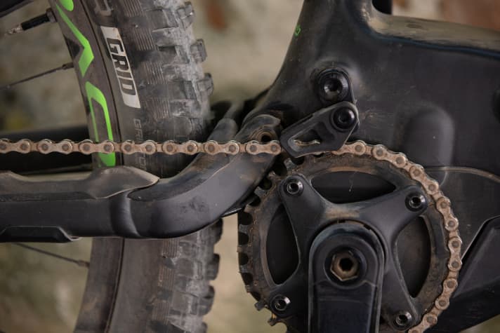   Gut geschützt: Die Kettenstreben liegen bis in die hinterste Ecke unter einem effektiven Gummipuffer. Das zahlt sich durch einen extrem ruhigen Lauf des Bikes aus.