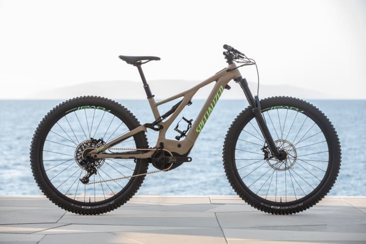   The Levo Comp FSR also relies on an aluminium chassis and costs 5699 euros. A Revelation RC fork is fitted at the front, Guide RE brakes provide deceleration and the gearing is GX 11-speed. 500 Wh battery.