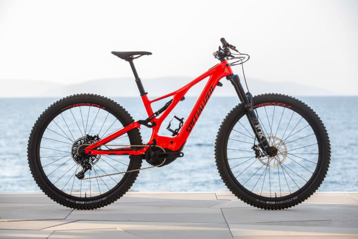   The cheapest model with a carbon main frame is called the Levo Comp Carbon FSR and costs 6799 euros. It comes with Fox suspension (DPS Performance / 34 Rythm E-optimised), Guide RE brakes and GX 11-speed gears. 500 Wh battery.