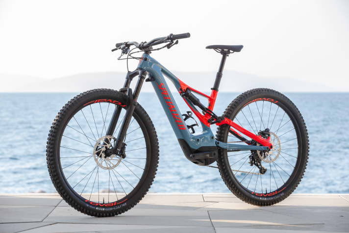   The Specialized Levo Expert comes with a large 700 Wh battery and Rock Shox suspension (Pike RC, Deluxe RT3), plus Code R brakes and X1 11-speed drivetrain. 7999 euros.