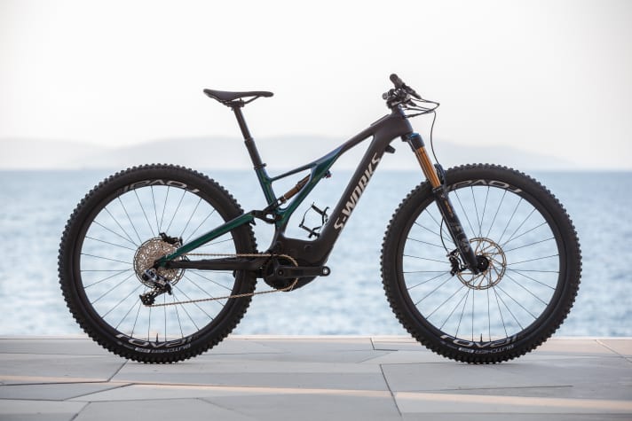   Vollcarbon-Rahmen und feinste Ausstattung: Das Specialized S-Works Turbo Levo markiert traditionell das obere Ende der Modellvarianten. Gefedert wird mit Fox-Factory-Fahrwerk, Code RSC-Bremsen sorgen für Verzögerung und Srams XX1-11fach hilft bei der Gangwahl. Dazu gibt´s Roval Carbonlaufräder. 10999 Euro, 700 Wattstunden.