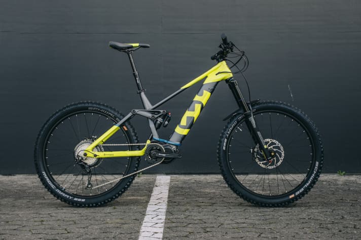 With 180 millimetres of suspension travel and rather playful handling, the Husqvarna Hard Cross is the freerider among E-MTBs.