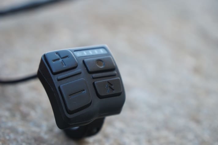   The control unit from Brose that matches the display. This combination is more likely to be found on trekking and city e-bikes than on sporty mountain bikes.