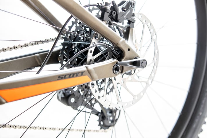   Seit 2018 möglich: Scott verbaut an seinem neuen Touren-E-Bike eine Sram Eagle 12fach-Schaltung und jetzt auch mit dem Bosch-Motor einen dezent im Ausfallende versteckten Tachosensor.