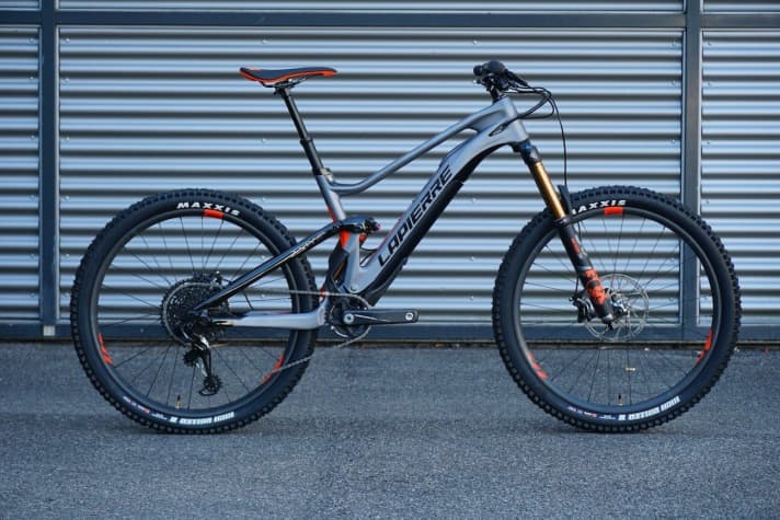   The E-Zesty from Lapierre follows the motto "less is more" and relies on the slim Fazua drive. With 160/150 millimetres of suspension travel and a full carbon frame, the French are aiming for a weight of less than 20 kilos - with fully enduro-compatible equipment.