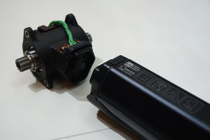   The Fazua drive enables particularly lightweight e-bikes. The photo shows the motor and gearbox units. You are more likely to take a second of the 250 Wh energy storage unit (not in the picture), which weighs just 1.2 kg, with you on tour.