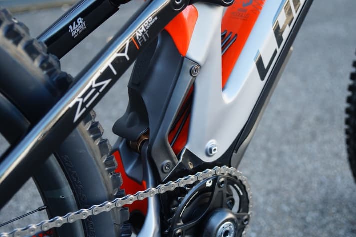   The damper is protected in a recess in the carbon seat tube.