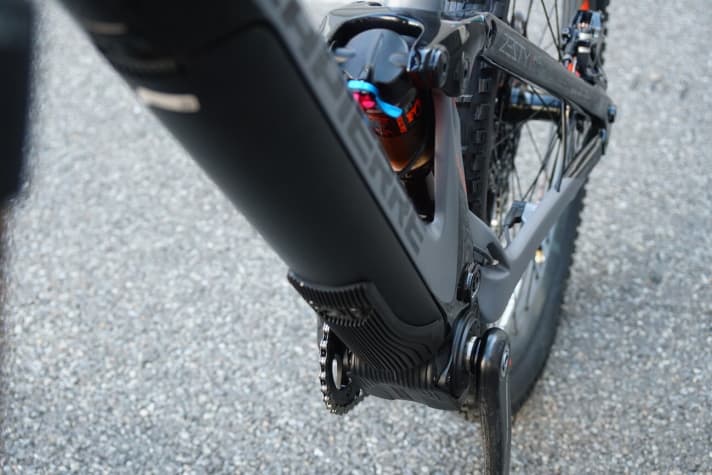   Gut geschützt: Der untere Teil des Akkus und die Motoreinheit werden von Gummi-Applikationen gegen groben Steinbeschuss abgeschirmt.