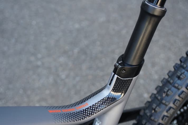   Lapierre has installed its own carbon dropper post. Ridden with the minimal-assist drive from Fazua, the weight plays a somewhat subordinate role. If you remove the motor unit, however, things look different.