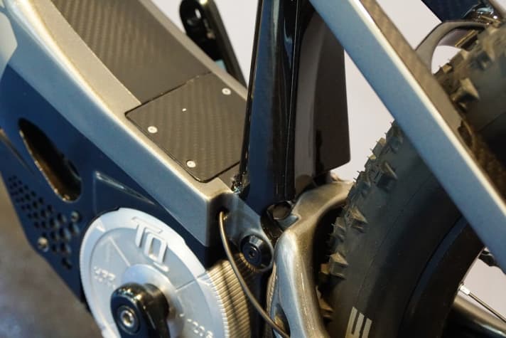   The removable bonnet makes maintenance and repair work on the engine easy.