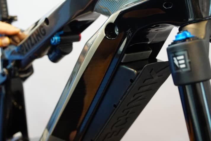   The integrated battery can be removed from the bottom of the down tube. The 880 Wh and 1050 Wh versions are the same weight and size.