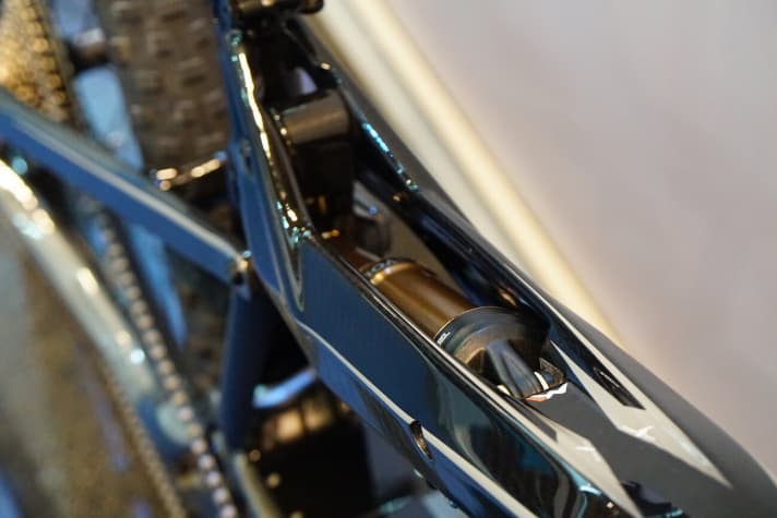   Carbon down to the last detail: even the bellcrank is made of carbon fibre. The shock is hidden in the top tube.