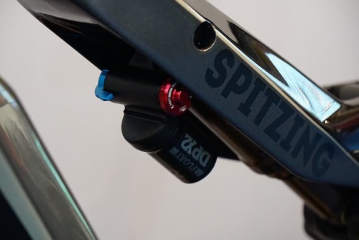   The Fox Float DPX2 damper generates 160 millimetres of suspension travel and is designed to provide fine response and sufficient riding fun on demanding single trails.