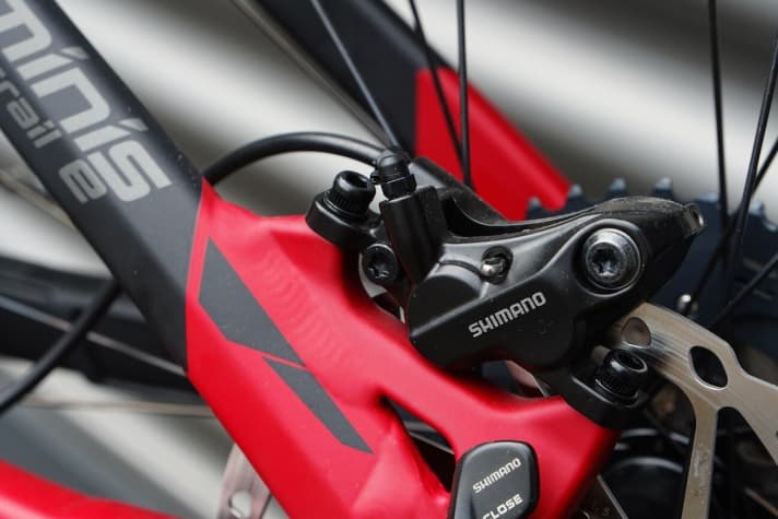   Alle drei Modelle setzen auf Bremsen mit vier Kolben. Am Vorderrad werden 200er-, am Hinterrad 180er-Bremsscheiben eingesetzt.