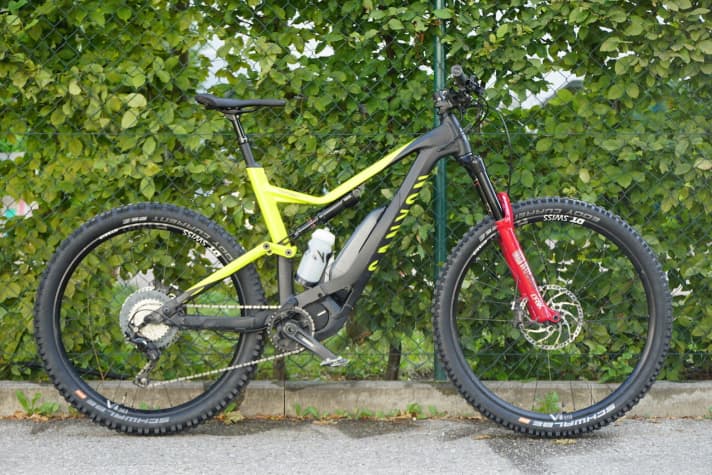   The wheel mix of 27.5 Plus on the rear wheel and 29 inches on the front wheel is being used by more and more e-bike manufacturers on production bikes. We are currently testing Schwalbe's Eddy Current on a Canyon Spectral On. A detailed impression will be published soon in EMTB.