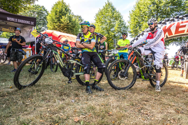   Spannung vor dem Start. So richtig wusste keiner, was ihn auf den folgenden Stages erwarten würde. Enduro-Spezialist André Kleindienst vom Team Bergamont (v.l.) gehörte definitiv zum Favoritenkreis.