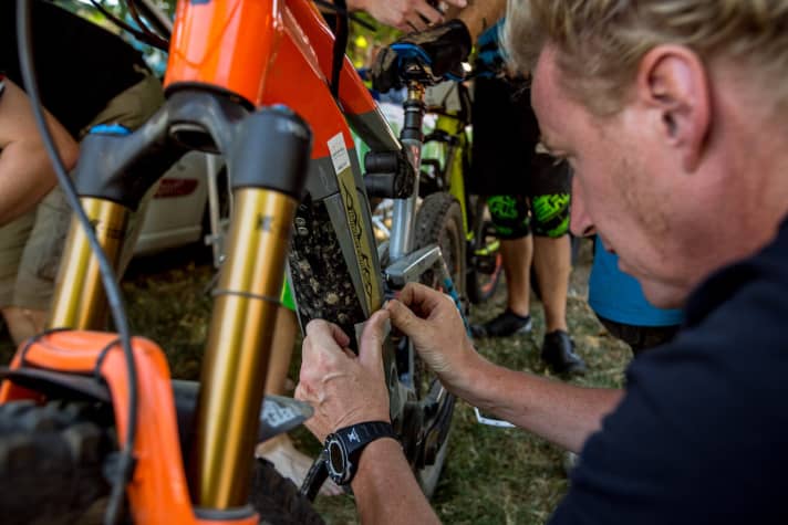 At the premiere of the German E-Bike Championship, the battery was sealed and there were checks for motor tuning on the track.