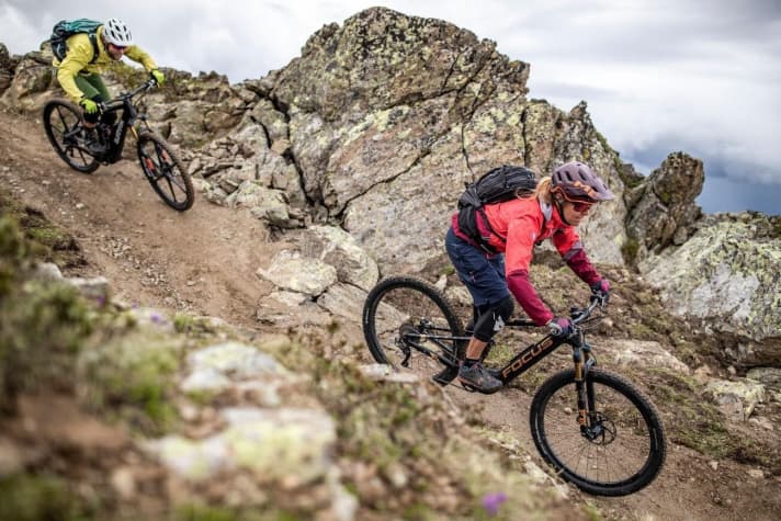   We asked the super-light Quantor Dampfhammer Skyline 12.9 to do battle with Focus' carbon speedster Jam2 C SL. The two flyweights had to show in the lab and in practice whether less weight means more fun.