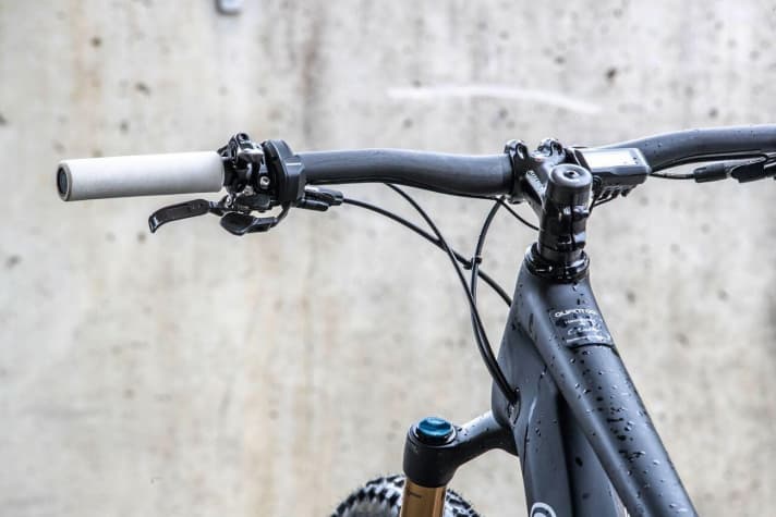   Super-light grips, optimised carbon handlebars: this is how the Dampfhammer is trimmed to a record-breaking 17.77 kilos.