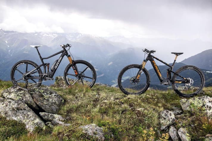    Quantor Dampfhammer 12.9 (links): Vollcarbonrahmen und Tuning bis ins Detail: Der Dampfhammer ist ein Leichtbau-Genie. Für harte Trail-Einsätze gibt es robustere Ausstattungsvarianten. |||  Focus Jam2 C SL (rechts): Schlanke Optik, durchdachte Details, das Jam2 von Focus ist ein alter Bekannter unter den E-Trailbikes. Die Top-Version C SL kommt ausschließlich als 29er, der Akku lässt sich nicht wechseln.