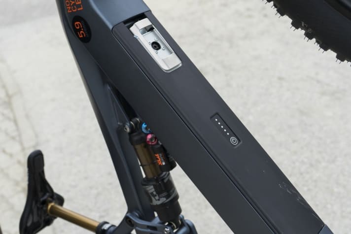   Unauffällig und schlank im Unterrohr verpackt: Der 630-Wattstunden-Akku vom deutschen Batterieriesen BMZ.