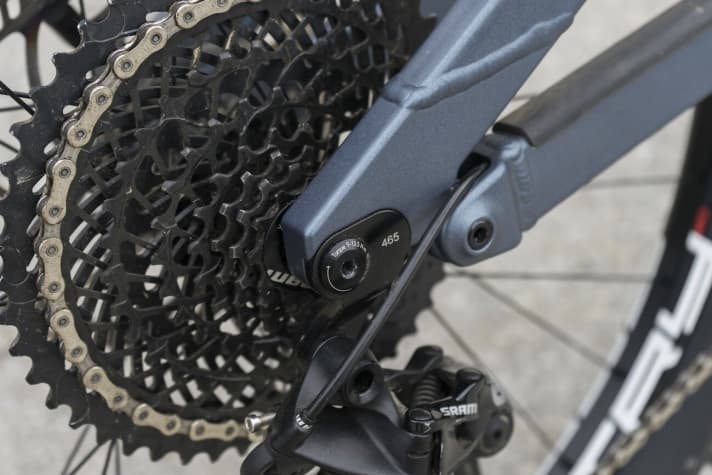   Über eine Flipchip in der Kettenstrebe lässt sich die Strebenlänge verstellen. So sind die Bikes für 27,5 und 29 Zoll kompatibel.