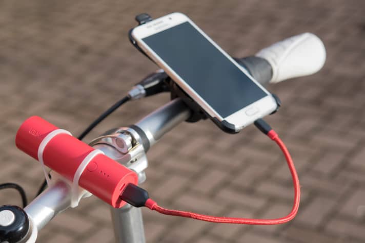   Egal welcher Motor und welches Display: An jedem Fahrrad hilft ein externer Akkupack. Wie man ein günstiges Modell besonders clever am Lenker befestigt, sehen Sie hier: <a href="https://gpsradler.de/test-technik/fahrrad-akkupack-smartphone-gps-navi/" target="_blank" rel="noopener noreferrer nofollow">https://gpsradler.de/test-technik/fahrrad-akkupack-smartphone-gps-navi/</a>