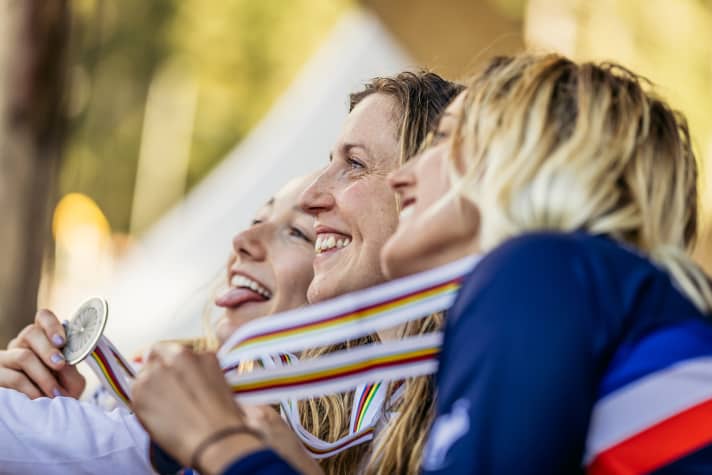 Um die Wette strahlen wie DH-Weltmeisterin Rachel Atherton - das gibt´s ab 2019 auch für E-Mountainbiker.