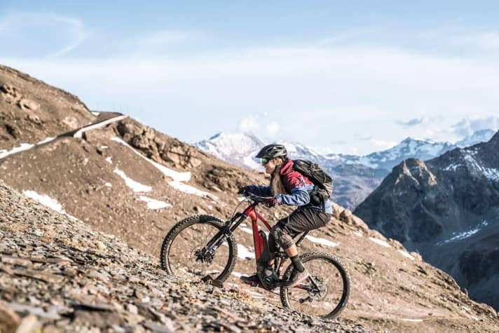   E-MTB saddles differ significantly from normal bike saddles. In particular, narrow, curved race models without a rear bend offer hardly any rearward support. The difference is clearly noticeable.