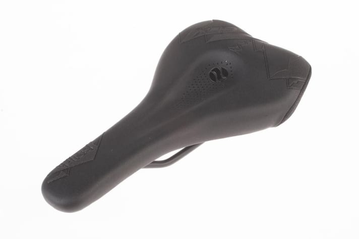   SQLab 60X Ergowave Active, 149,95 Euro. Ergonomie-Spezialist SQLab spickt seine Sättel mit durchdachten Details. Wir verraten, wie sich der E-MTB-Spezialist fährt.