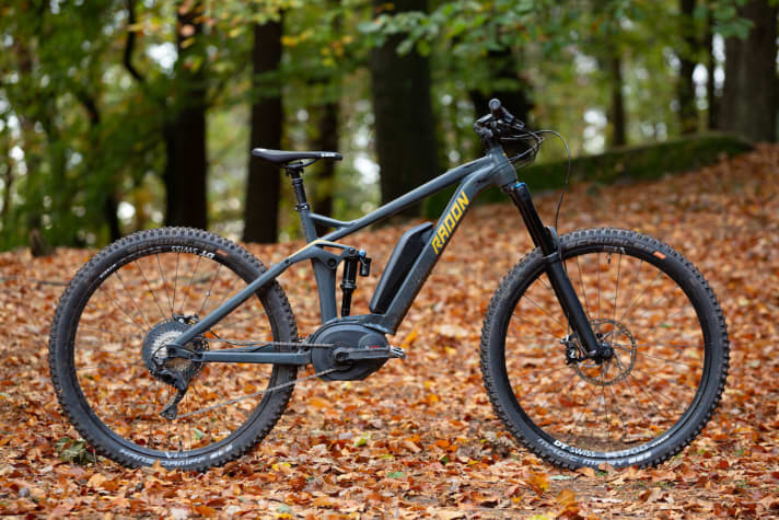   Large wheels, lots of suspension travel: the Swoop Hybrid wants to score points in demanding terrain.