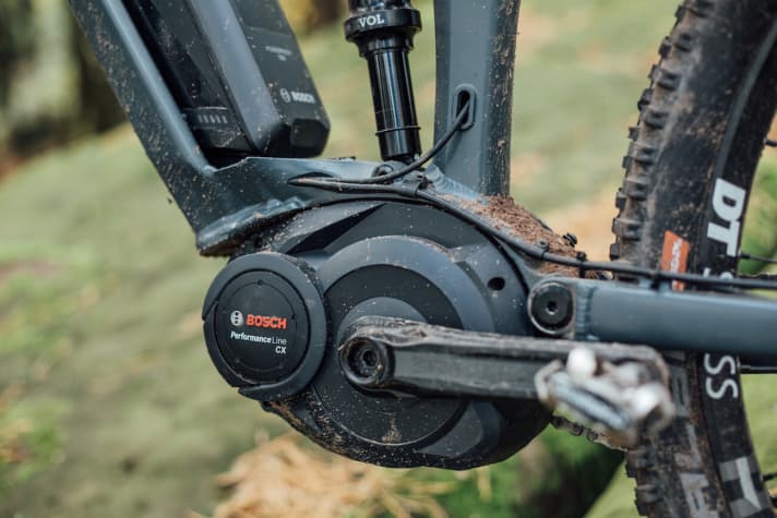   External battery, unspectacular motor integration. The Swoop Hybrid is not a new Levo - but it is super-affordable! Tried and tested: Bosch Performance CX drive.