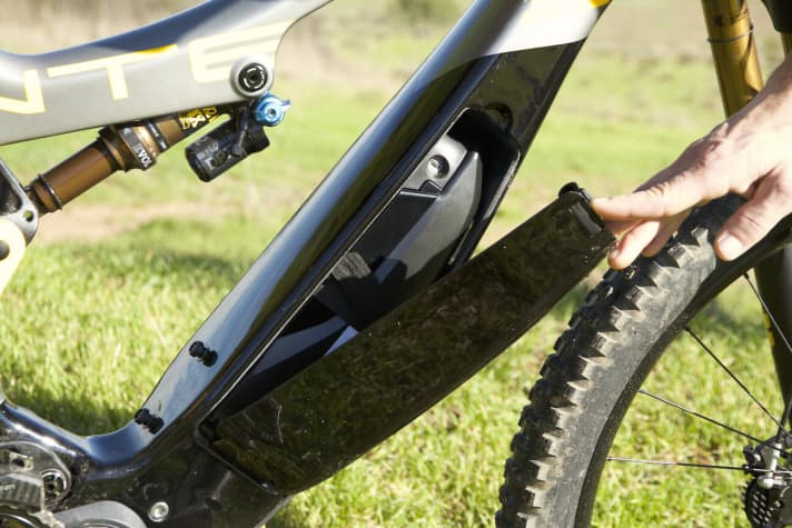   Intense hides a classic Shimano Ontube battery behind a plastic cap in the down tube of the Tazer.
