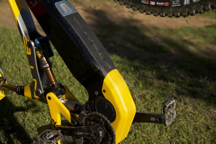   The down tube has a stone guard, the motor guard is made of plastic. The silicone switch for switching on (top) comes in series production in black to match the down tube.