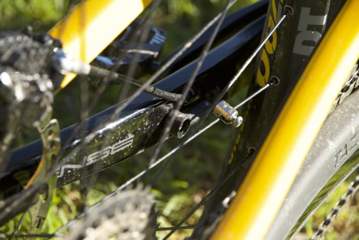   The speed sensor is located on the chainstays and relies on a spoke magnet. This could have been solved in a more innovative and less vulnerable way.