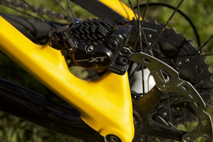   200er-Bremsscheiben sind an einem E-MTB dieser Klasse Pflicht. Intense setzt konsequent auf einen direct-mount für 203er-Shimano-Scheiben, dadurch ist kein Adapter nötig.