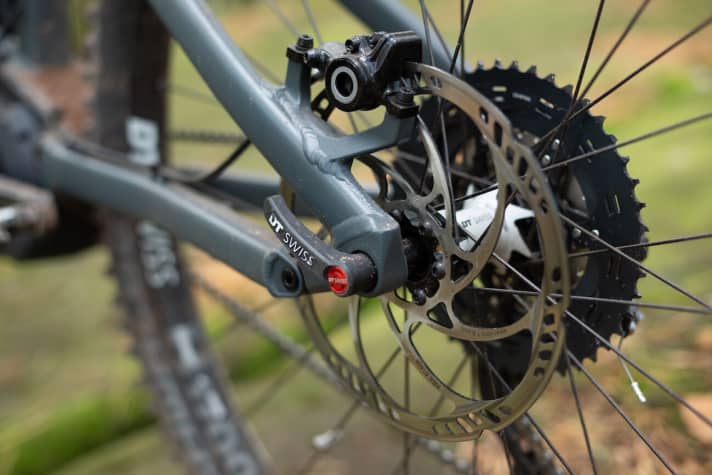   Große 203er-Bremsscheiben an Vorder- wie Hinterrad: Radon stattet das Swoop sinnvoll aus. Beim Modell 8.0 kommt am Hinterrad eine Zweikolbenbremse zum Einsatz, nur vorne stoppen vier Kolben.