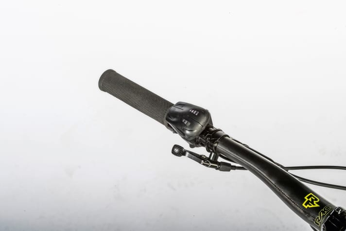   Nicht dem Preis angemessen: Der Schalter für die Unterstützungsstufen am Rocky Mountain sitzt exponiert am Lenker und besteht aus empfindlichem Kunststoff. Ein Sturz, und der Bike-Tag kann zu Ende sein. 