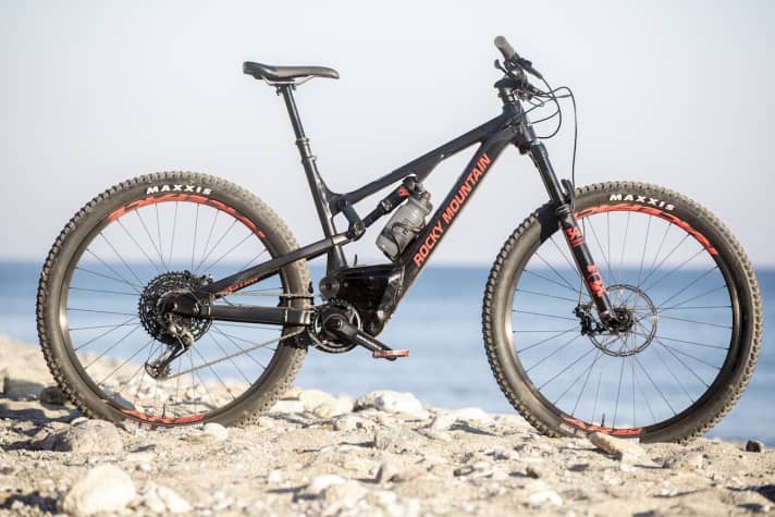   140 Millimeter Federweg, 29er-Laufräder, Powerplay-Motor: Das Instinct will Touren-Biker mit bewährter Geometrie und Powerplay-Technologie glücklich machen.