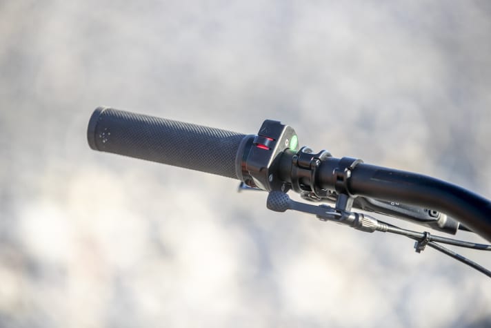   Schlicht und funktional: Der neue iWoc-Schalter zeigt mit farbigen LEDs und mittels Vibration den Unterstützungsmodus und den Ladestand des Akkus an.