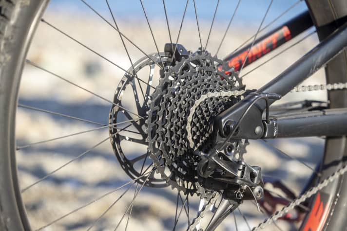   Das Instinct Powerplay Alloy 70 setzt auf die große Bandbreite von Srams 12fach-Eagle. Ein top Klettergang ist garantiert.