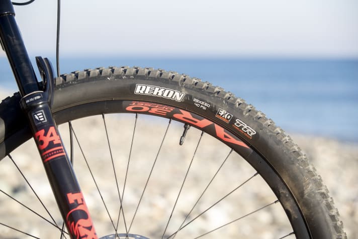   Das Maß der Dinge: Rocky setzt auf Maxxis-Reifen im Format 29 x 2,6 Zoll. Profil und Pannenschutz des zahmen Rekon bremsen die Trailsucht des potenten E-Bikes allerdings etwas ein.