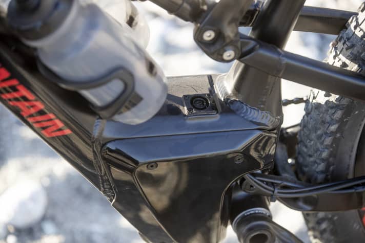   The battery is located in the down tube and cannot be removed. The battery gets the necessary juice via the charging socket in the bottom bracket area.