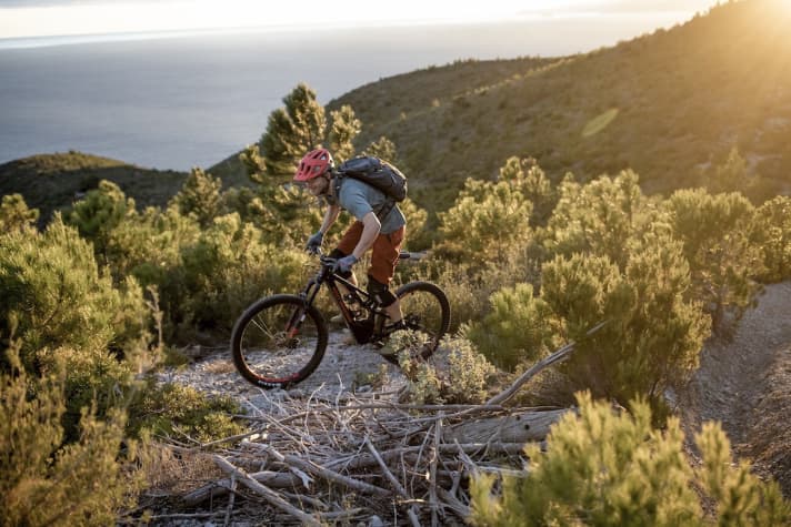   Wir konnten das neue Instinct Powerplay bereits auf den Trails um Finale Ligure testen. Das Handling überzeugt, das Fahrwerk arbeitet fluffig und mit den überrollstarken 29er-Reifen bietet das Bike Reserven für anspruchsvolles Gelände. Wie sich das Bike im Vergleich zur Konkurrenz schlägt, lesen Sie 2019 im EMTB-Magazin.